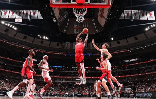 mk体育-【现场】申京带队豪取5连胜 火箭刮起青春风暴